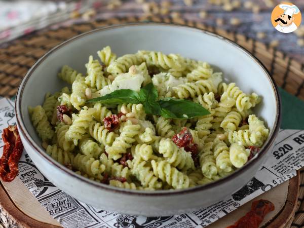 Kylmää pastaa kesäkurpitsapeston, puhvelimozzarellan ja aurinkokuivattujen tomaattien kanssa - kuva 2