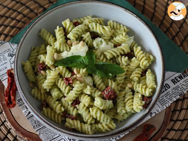 Kylmää pastaa kesäkurpitsapeston, puhvelimozzarellan ja aurinkokuivattujen tomaattien kanssa - kuva 4