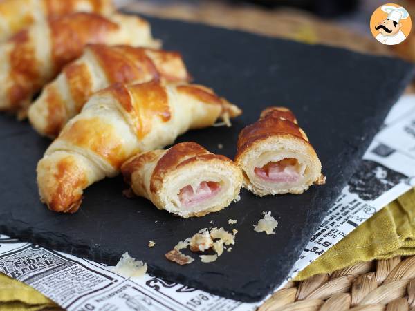 Leivonnaiscroissantit béchamel-kastikkeella, kinkulla ja juustolla