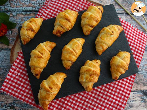 Leivonnaiscroissantit kinkun ja tuorejuuston kera