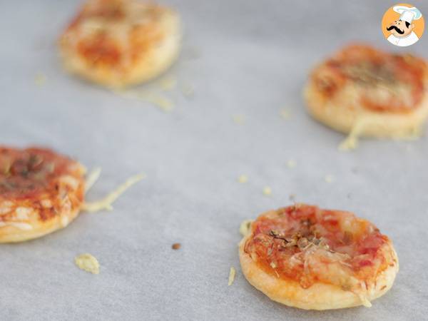 Minipizzat lehtitaikinan kanssa