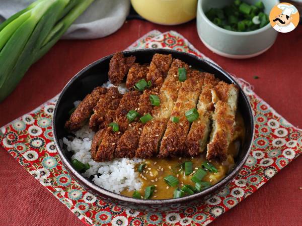 Panko-korppujauhoilla paneroitu munakoiso japanilaisittain katsu-curryllä, mutta kasvissyöjä.