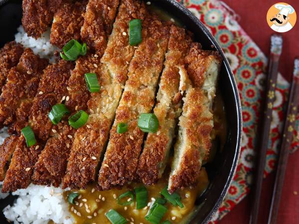 Panko-korppujauhoilla paneroitu munakoiso japanilaisittain katsu-curryllä, mutta kasvissyöjä. - kuva 3