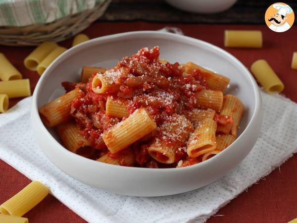 Pasta all'amatriciana, perinteinen resepti selitetty askel askeleelta