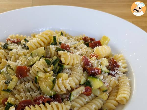 Pasta kesäkurpitsan ja aurinkokuivattujen tomaattien kanssa: nopea ja maukas ensimmäinen ruokalaji!