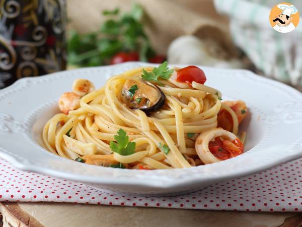 Pasta pakastettujen merenelävien kanssa, maukas ja erittäin nopea ensimmäinen kurssi