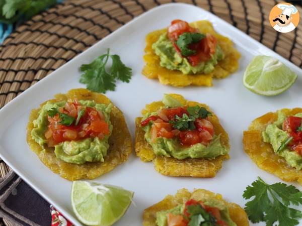 Patacones, kolumbialaisia plantain-paahtoleipiä guacamolen ja tomaattien kera. - kuva 5