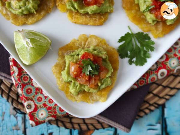 Patacones, kolumbialaisia plantain-paahtoleipiä guacamolen ja tomaattien kera. - kuva 6