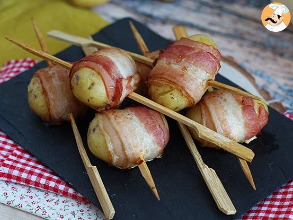 Perunoita ja savustettua pekonia sisältävät aperitiivivartaat