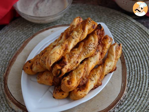 Pesto rosso ja mozzarellan kera tehtyjä lehtitaikinakierroksia