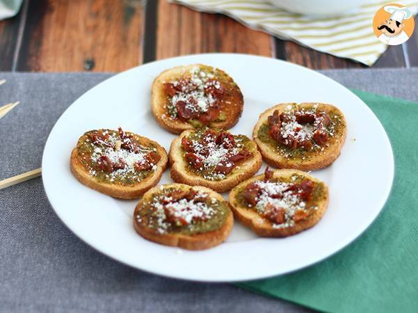 Pestoa, parmesaania ja aurinkokuivattua tomaattia sisältävä paahtoleipäpala