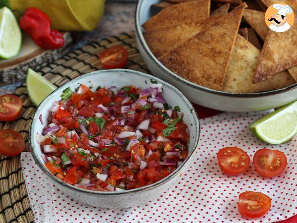 Pico de gallo ja kotitekoisia tortillachipsejä