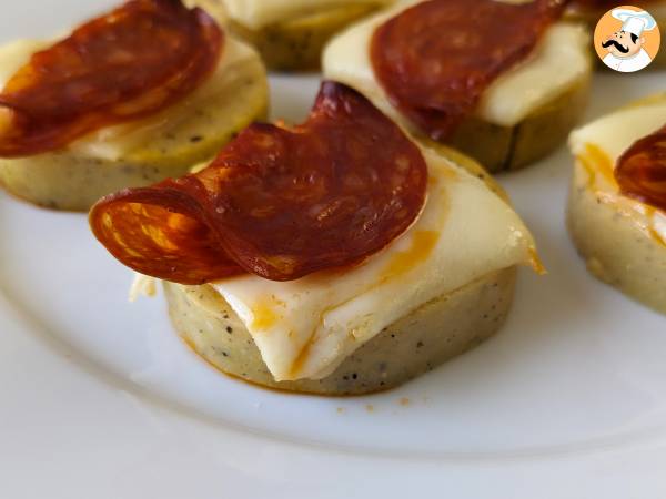 Polentakrutoneita scamorza-juustolla ja pepperonilla