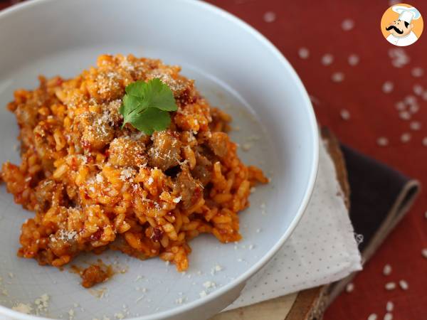 Risotto 'nduja ja makkara, voimakkaan makuinen ensimmäinen ruokalaji.