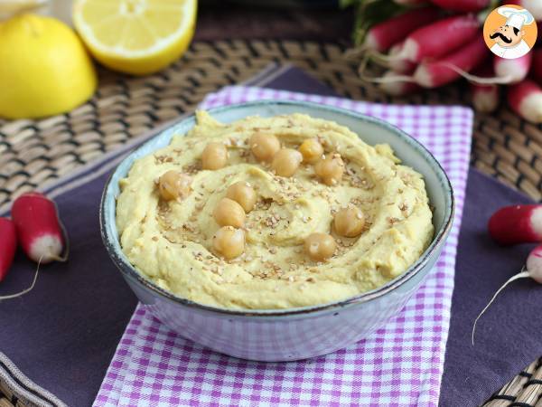 Säilötyllä sitruunalla maustettu hummus herkullisilla makuilla