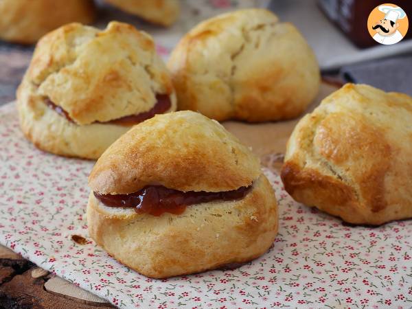 Sitruunankuorilla varustetut scones