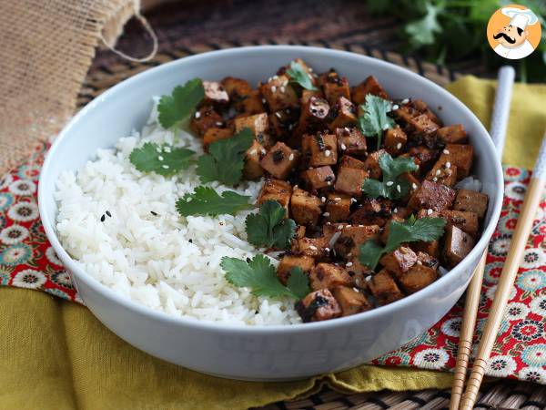 Soijakastikkeessa marinoitu tofu