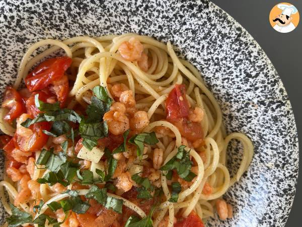 Spagetti katkarapujen ja kirsikkatomaattien kanssa, nopea resepti maukasta ensimmäistä ruokalajia varten.