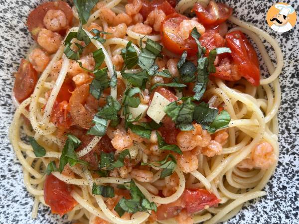 Spagetti katkarapujen ja kirsikkatomaattien kanssa, nopea resepti maukasta ensimmäistä ruokalajia varten. - kuva 2