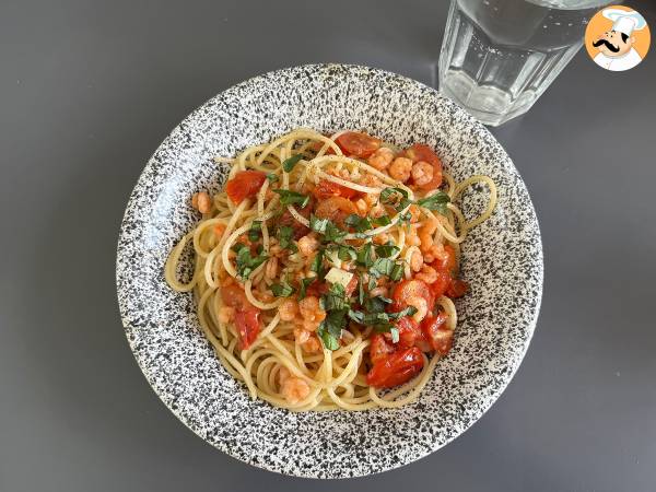 Spagetti katkarapujen ja kirsikkatomaattien kanssa, nopea resepti maukasta ensimmäistä ruokalajia varten. - kuva 3