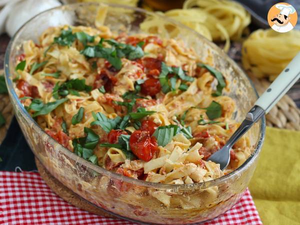 Tagliatelle feta ja kirsikkatomaatit - paistettu fetapasta