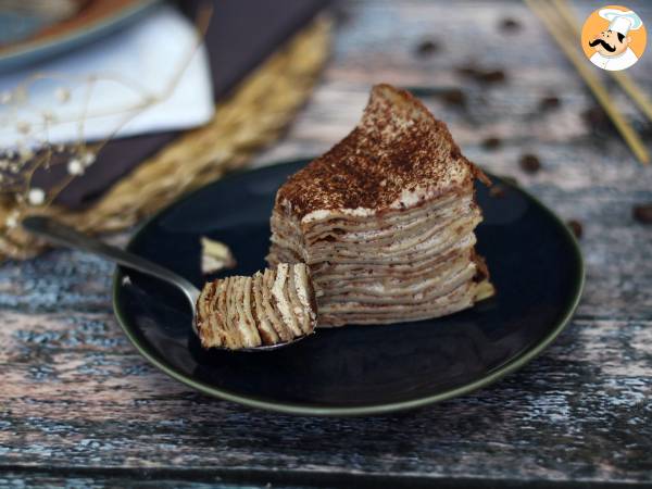 Tiramisu-tyylinen pannukakkukakku kahvin ja kaakaon kera