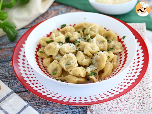 Tortellini parmesanin, kinkun ja basilikan kera