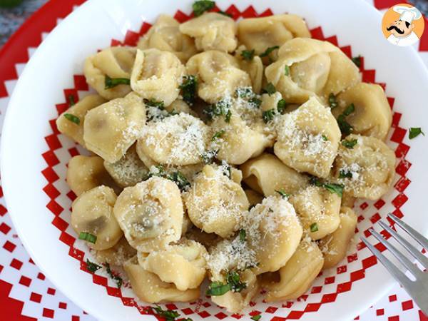 Tortellini parmesanin, kinkun ja basilikan kera - kuva 2