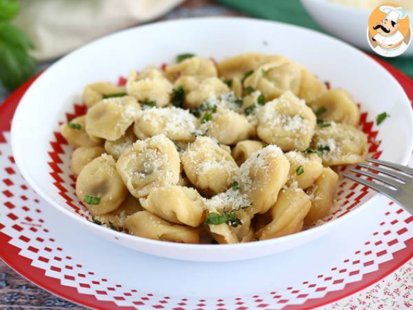 Tortellini parmesanin, kinkun ja basilikan kera - kuva 3