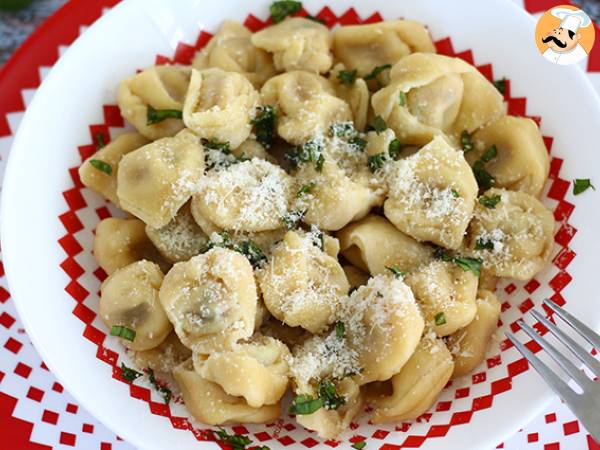 Tortellinit parmesaanin, kinkun ja basilikan kera - kuva 2