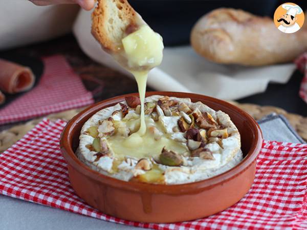 Uunissa paahdettu Camembert hunajan ja saksanpähkinöiden kera