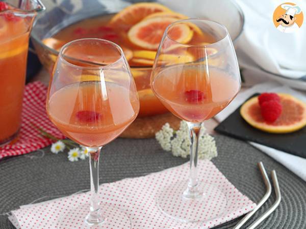 Vaaleanpunainen sangria roséviinillä