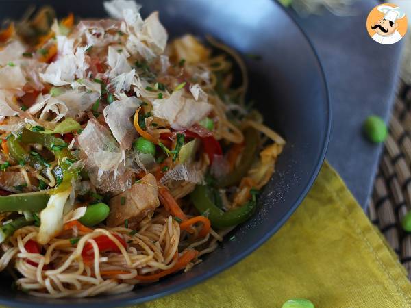 Yakisoba, vihannesten kanssa sekoitettuja nuudeleita. - kuva 2